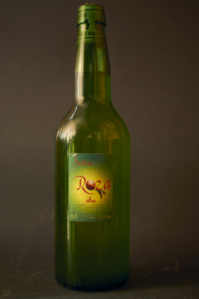 File:Sidra Natural Roza bottle.png