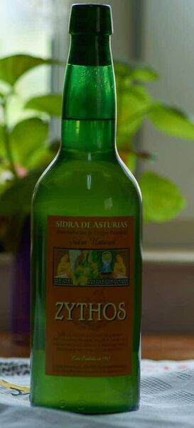 File:Zythos Tradicional bottle.jpg