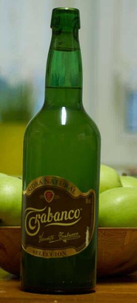 File:Sidra Trabanco Selección bottle.jpg
